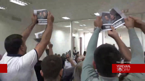 Ռոբերտ Քոչարյանը, մյուս նախկին պաշտոնյաներն ու փաստաբանները ի նշան բողոքի՝ ոտքի կանգնեցին (տեսանյութ)